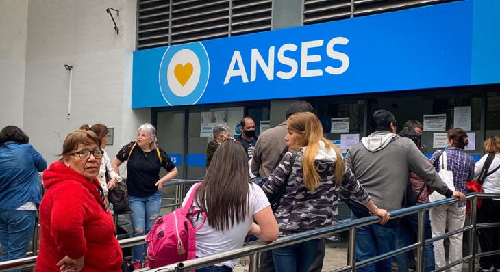 Jubilados esperan atención en una oficina de ANSES, en medio del debate por la reforma jubilatoria que anticipó Javier Milei.