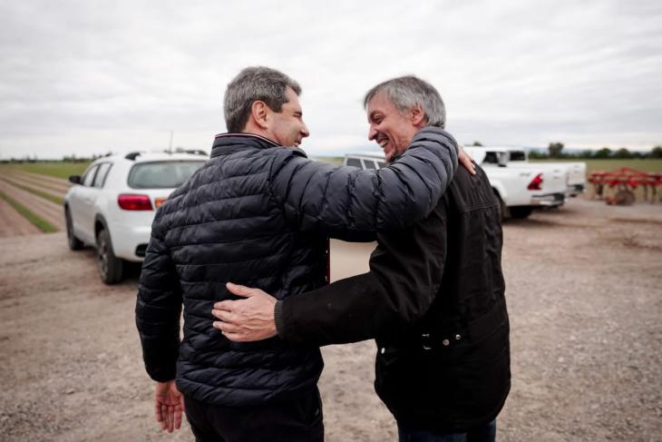 Máximo Kirchner y Sergio Uñac recorren una finca de Pocito, San Juan