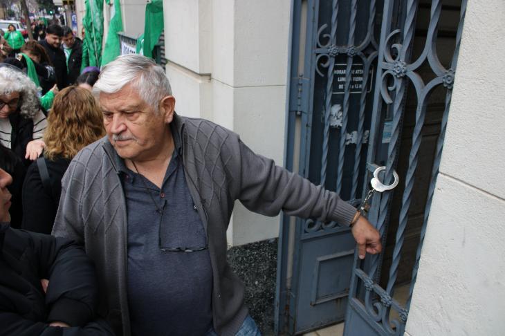 Suboficial retirado esposado a la puerta de la sede de la obra social militar en Rosario