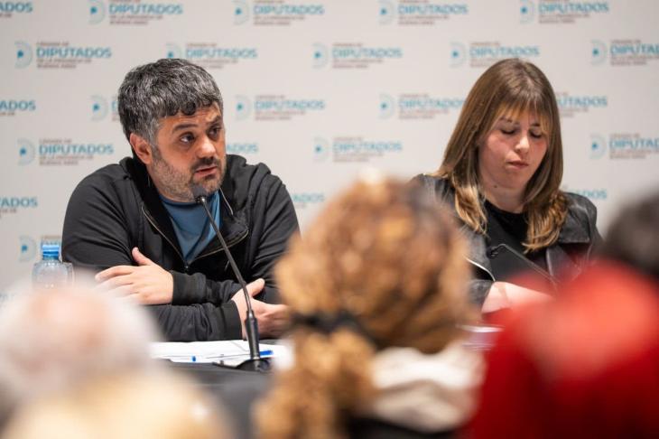 Facundo Tignanelli y Micaela Olivetto presentan el proyecto de ley de apuestas online en el Sal&oacute;n de los Pasos Perdidos de la C&aacute;mara de Diputados bonaerense.