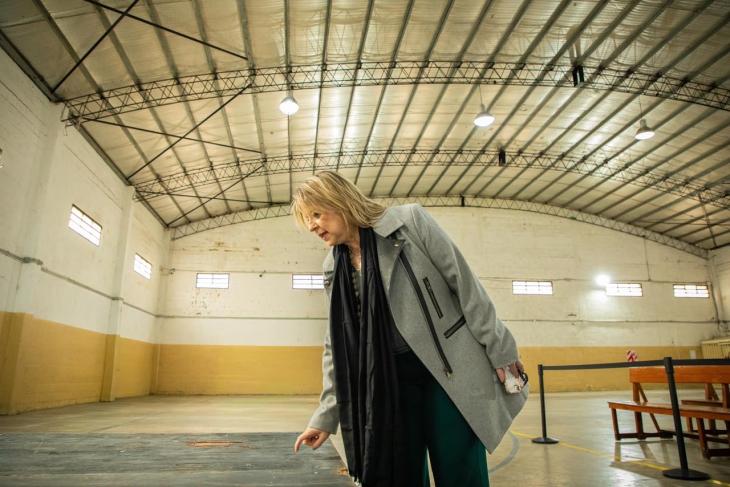 Alejandra Monteoliva recorre el salón de la cárcel de Devoto donde León XIV se reunirá con presos.
