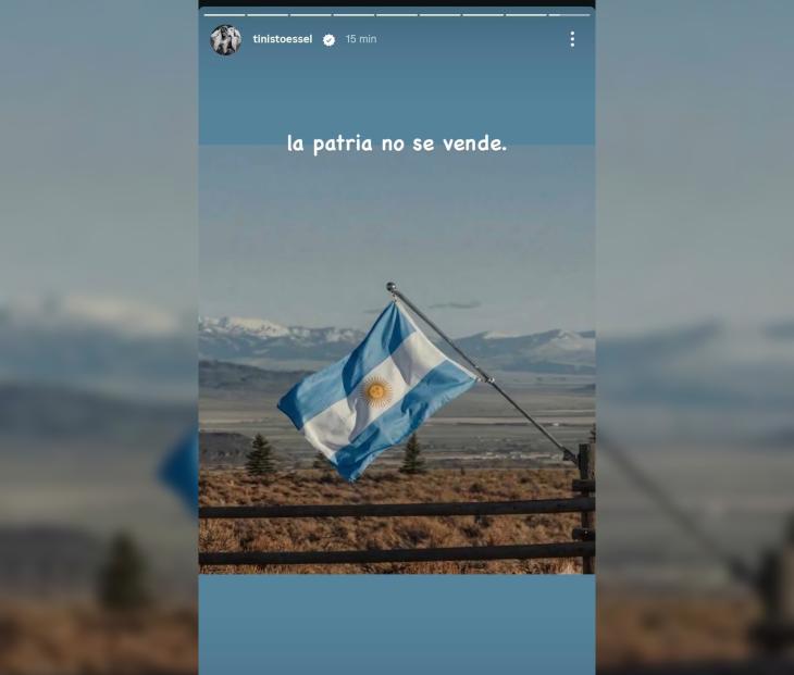 Historia de Instagram de Tini Stoessel con una bandera argentina y la frase “La patria no se vende”