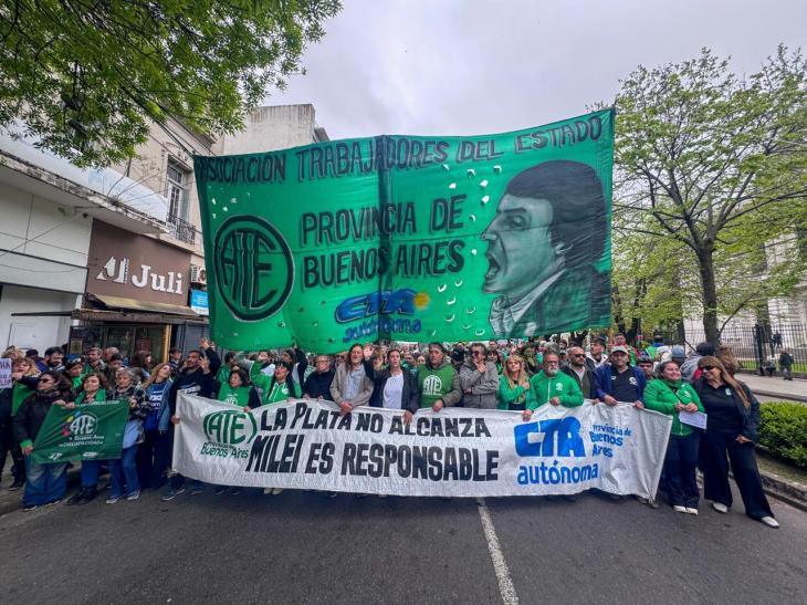 Estatales de ATE frente a la Legislatura bonaerense en La Plata