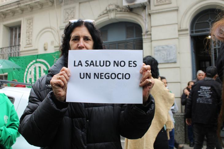 Afiliados de la obra social militar reunidos frente a la sede de Rosario