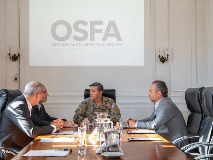 Carlos Presti, ministro de Defensa, en la sede de la Obra Social de las Fuerzas Armadas (OSFA)