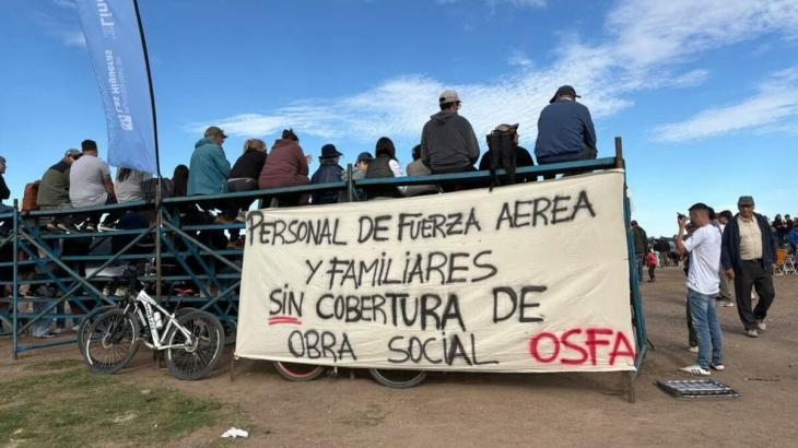 Personal de la Fuerza Aérea reclama por la obra social durante la recepción de los F-16