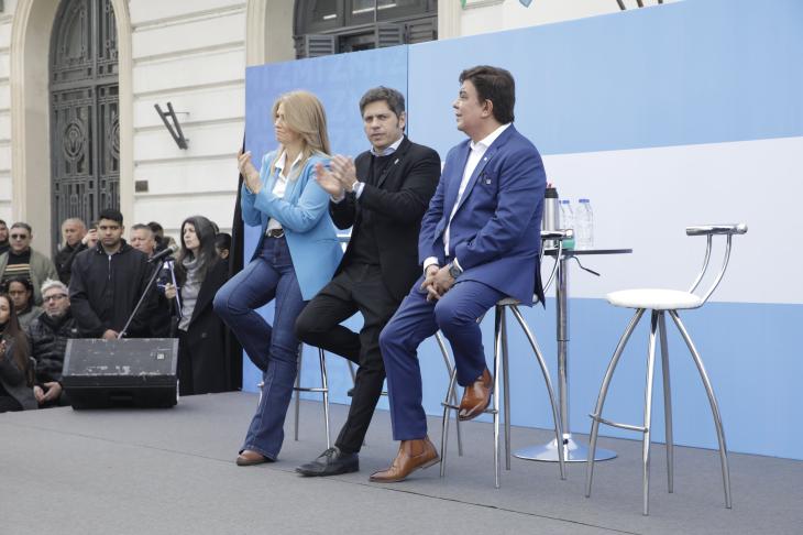 Axel Kicillof y Fernando Espinoza en un acto en La Matanza