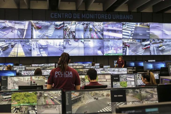 operadores frente a las pantallas de cámaras de la Policía de la Ciudad