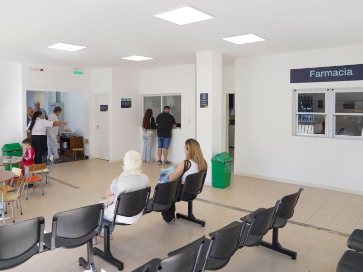 vecinos esperando atención en un centro de salud barrial porteño