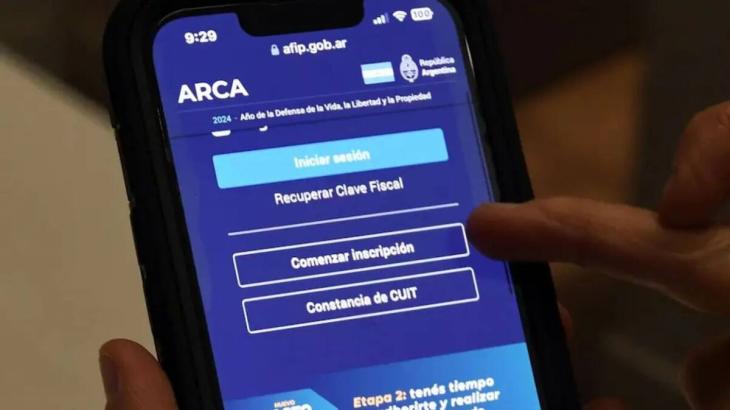Persona emitiendo una factura electrónica desde el celular