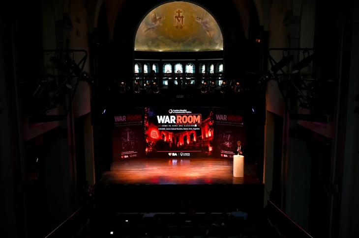 Vista de la sala del Centro Cultural Recoleta durante War Room, con la pantalla del evento sobre el escenario
