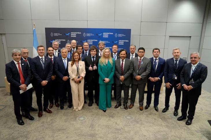 Javier Milei posa con gobernadores y funcionarios frente a un panel del Argentina Week Par&iacute;s, en la Embajada argentina en Francia.