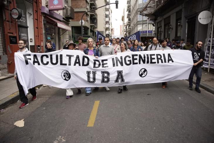 Columna de la UBA con la bandera “Defendamos la UBA” en la quinta Marcha Federal Universitaria.