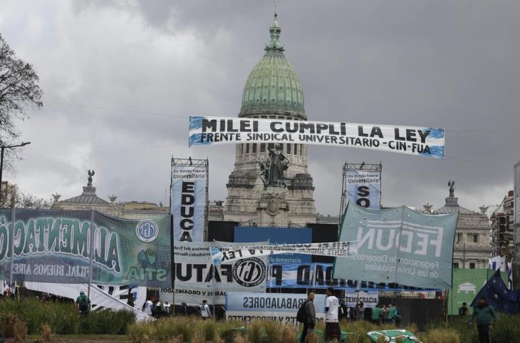Bandera del Frente Sindical Universitario con la consigna “Milei, cumplí la ley”.