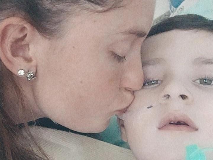 Brenda Genovese abraza a su hijo Thiago Vera, conectado a un respirador, en su casa de La Plata