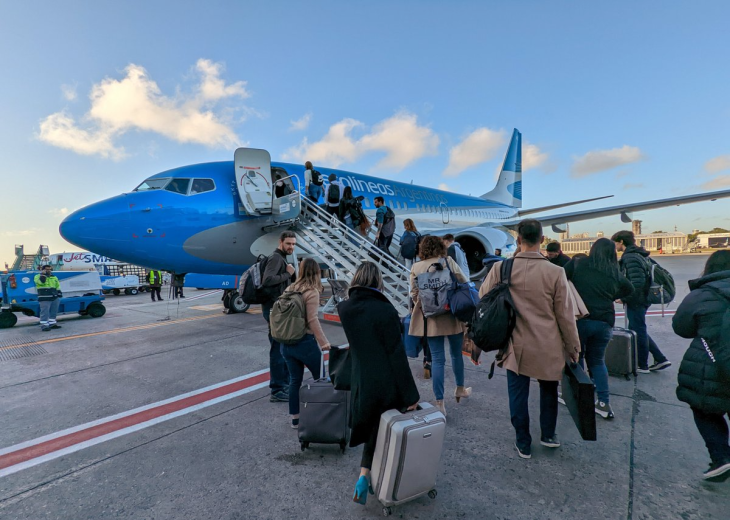 Avión de Aerolíneas Argentinas en Aeroparque con tripulación en la pista.