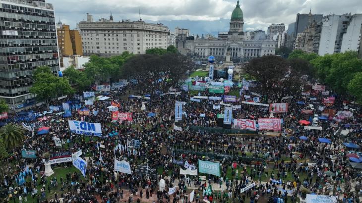 Estudiantes y docentes marchan frente al Congreso de la Nación.