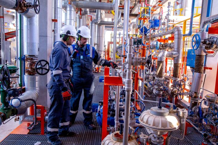 Trabajadores en la refiner&iacute;a de YPF en Ensenada, provincia de Buenos Aires