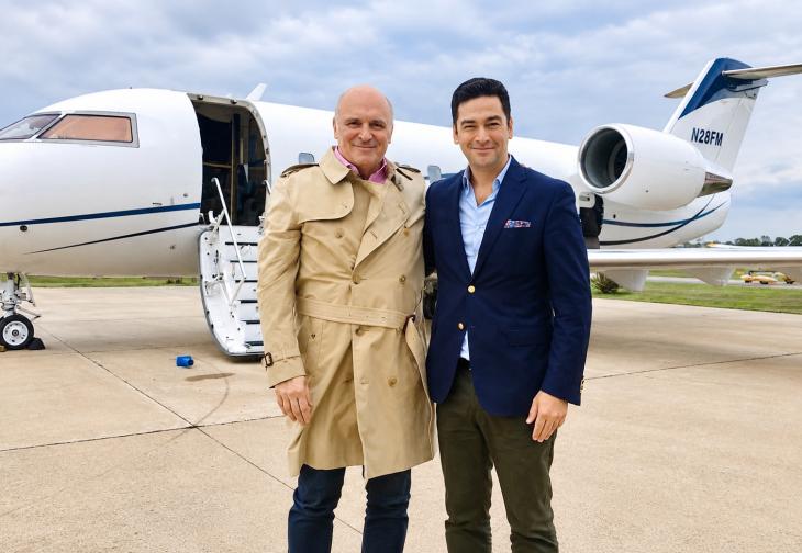 José Luis Espert junto a Fred Machado frente a un avión durante la campaña de 2019.