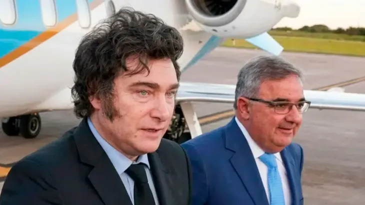 Raúl Jalil recibe a Javier Milei en el Aeropuerto Felipe Varela de Catamarca.