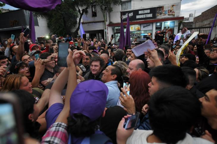 Javier Milei rodeado de militantes de La Libertad Avanza en Catamarca.