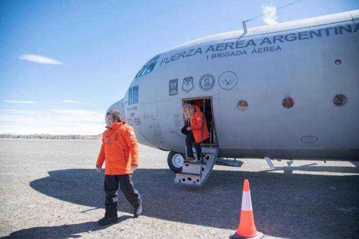 Javier Milei camina junto al avión militar Hércules de la Fuerza Aérea Argentina en la Antártida.