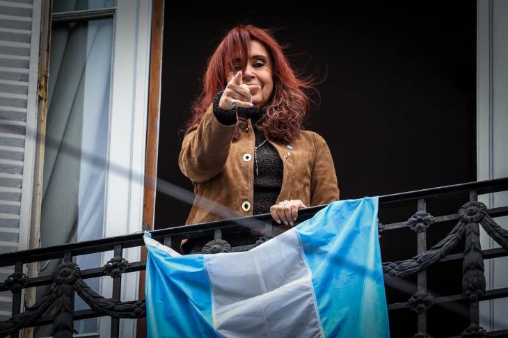 Cristina Kirchner señala a militantes desde el balcón de su departamento.