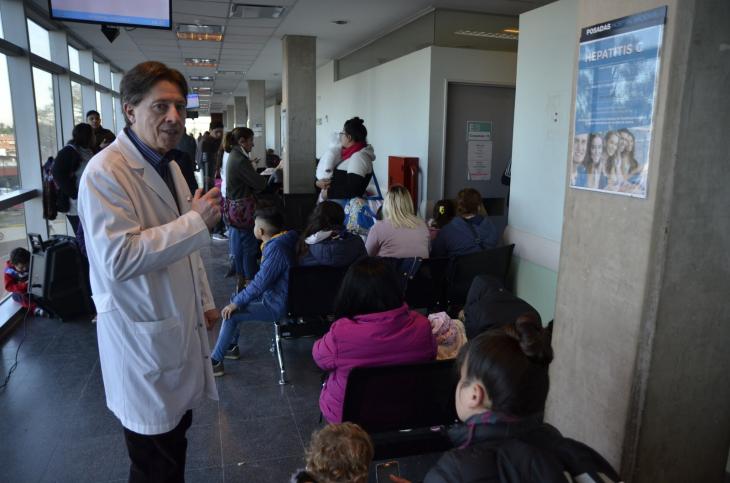 Una mujer acompa&ntilde;a a un familiar en la sala de espera de un hospital.
