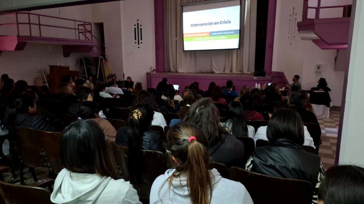 Personas participan de un taller en un hospital en Argentina.