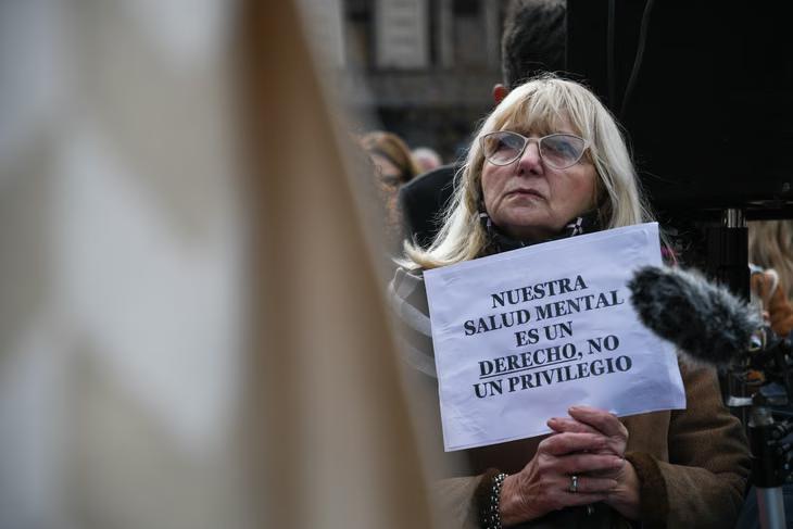 Manifestantes con carteles en defensa de la Ley de Salud Mental frente al Congreso.