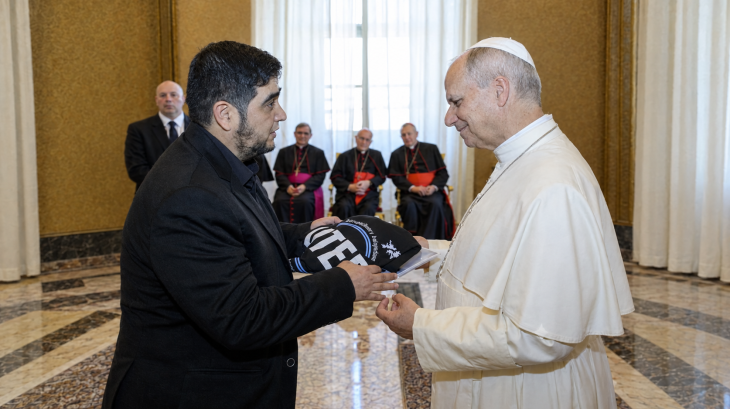Alejandro “Peluca” Gramajo, secretario general de la UTEP, junto al papa León XIV en el Vaticano