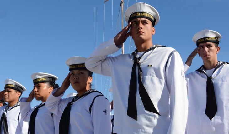 Suboficiales de la Armada Argentina en formación durante un acto oficial.