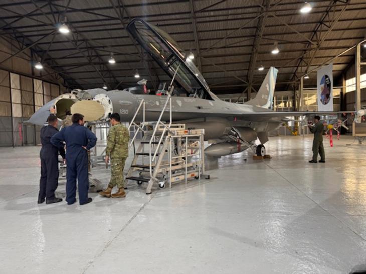Personal técnico de la Fuerza Aérea Argentina trabajando en un avión F-16.