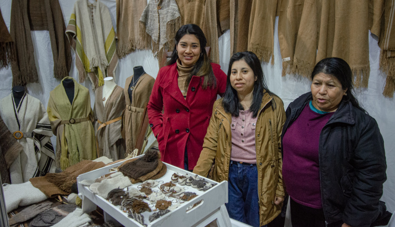 Los ponchos, textiles que deslumbran y son el alma de la fiesta