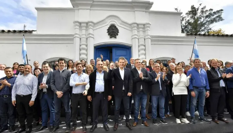 Massa relanzó su campaña con todo el PJ en Tucumán: "Vamos a defender la patria con uñas y dientes"