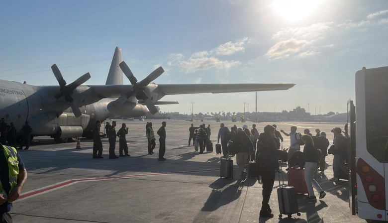 Continúan los puentes aéreos entre Tel Aviv y Roma para evacuar argentinos de Israel