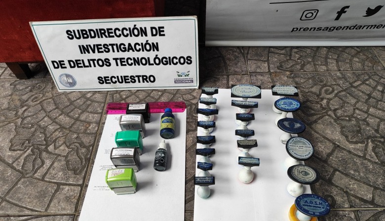 Falsificaba títulos y analíticos para venderlos por marketplace