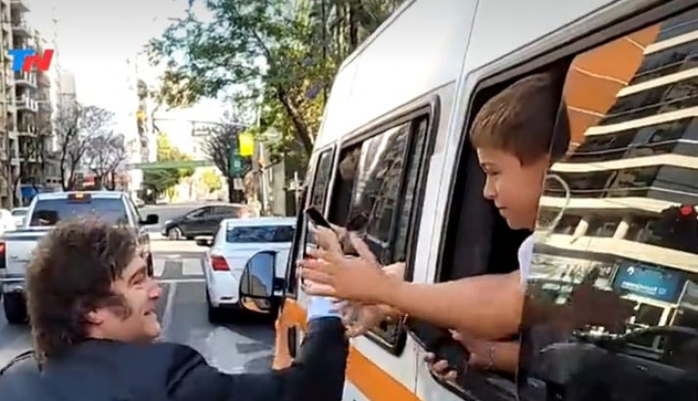 Video| Camino a Olivos, Milei electo saludo a un grupo de alumnos que circulaban en una combi escolar