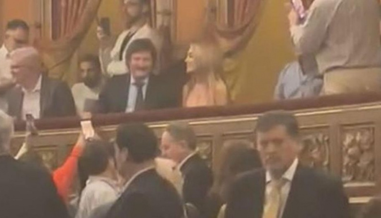 "Basura, vos sos la dictadura": Milei fue abucheado en el Teatro Colón