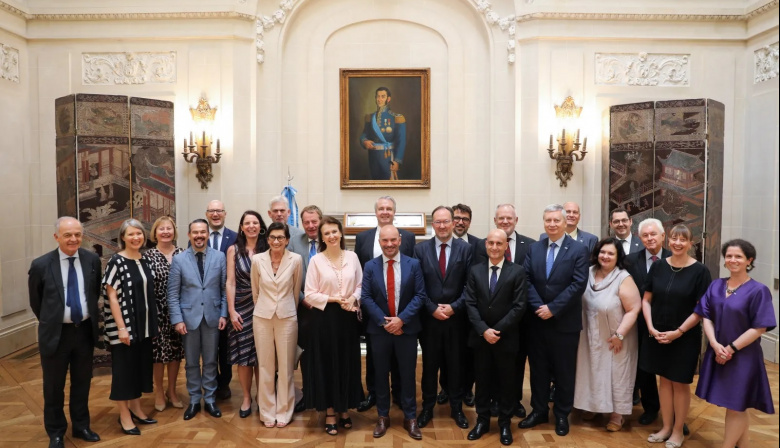 Diana Mondino realizo cambios en Cancillería: removió a los embajadores de Francia, Vaticano, Reino Unido y otras cinco misiones