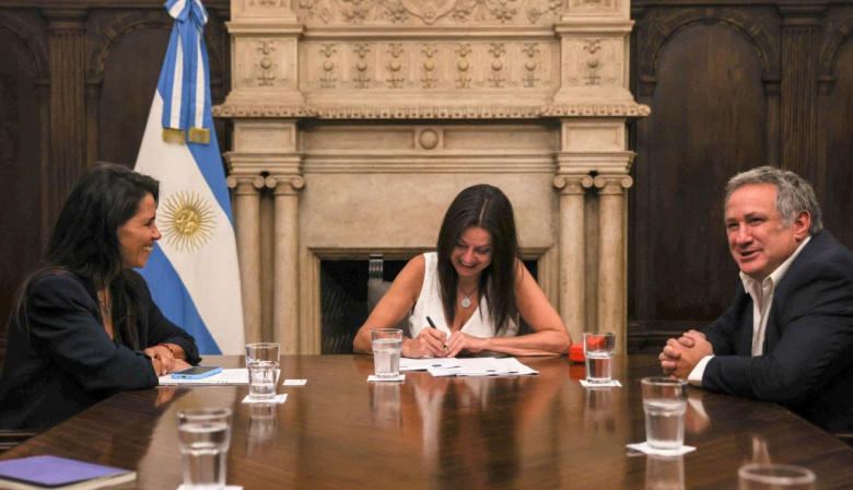La ministra Sandra Pettovello firmó convenios por 20.000 millones de pesos para la compra de alimentos
