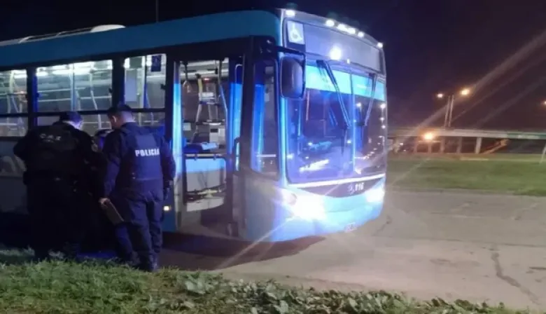 Violencia en Rosario: atacaron dos colectivos en menos de un hora y amenazaron a Pullaro