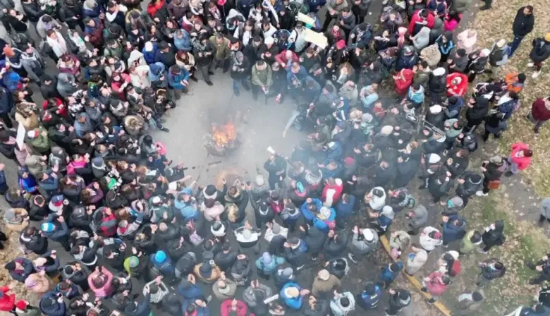 Grabois encabeza una protesta en la puerta del depósito de Villa Martelli, en reclamo por las toneladas de alimentos que el Gobierno no entrega