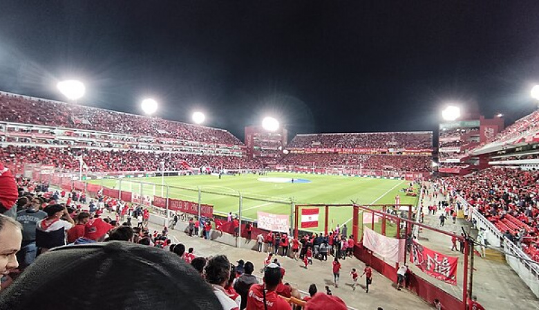 Se desprendió otra parte de la tribuna de la cancha de Independiente