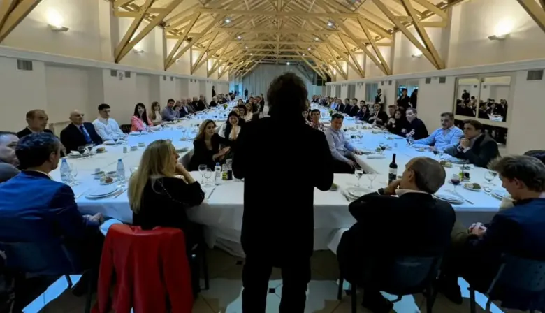 La intimidad del asado en Olivos de Javier Milei: asado con achuras, vino y empanadas