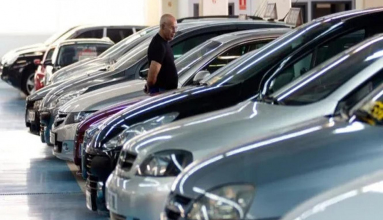 El Gobierno anunció una reducción en los impuestos para comprar autos y motos