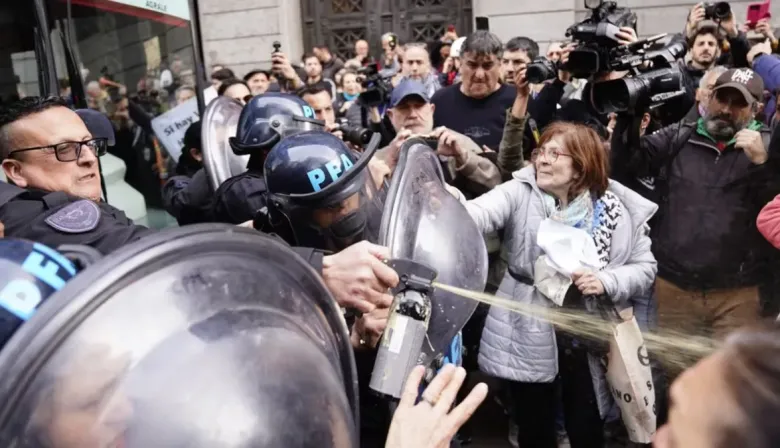 Incidentes en el Congreso durante una protesta de jubilados: hubo gases y represión contra los manifestantes
