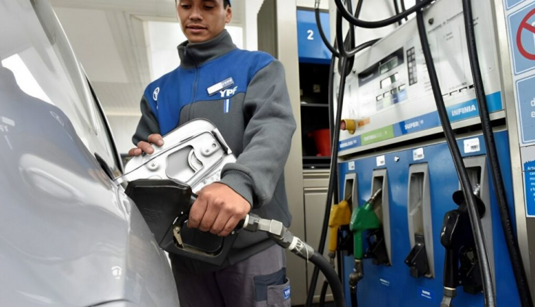 YPF subió sus combustibles un 2% a pesar de que el Gobierno postergó el alza de un impuesto
