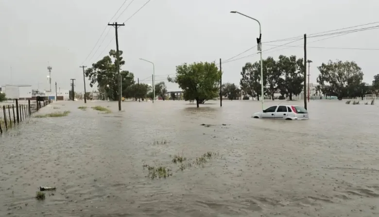 Trágico temporal en Bahía Blanca: familias esperan ser rescatadas en techos y ya hay 6 muertos