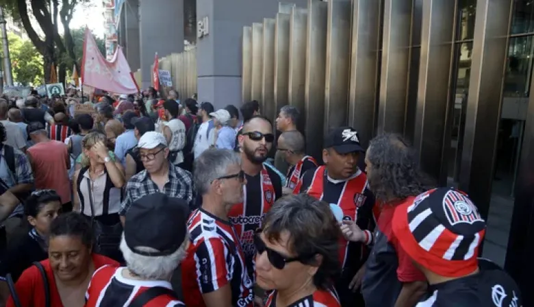 El Gobierno advirtió que los hinchas que generen "disturbios" en la marcha de jubilados no podrán entrar a las canchas